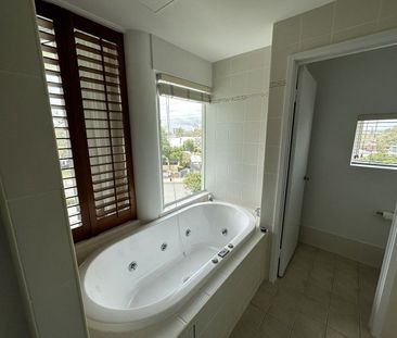 Executive 3-bedroom, 2-bathroom unit in the heart of Mooloolaba - Photo 1