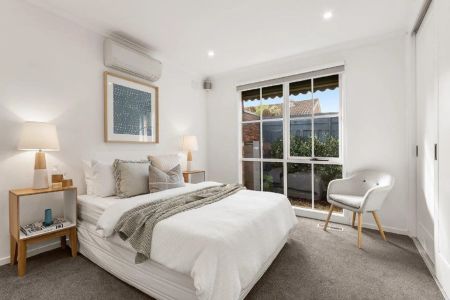 CHIC, STYLISH AND IN A PERFECT LOCATION! - Photo 2