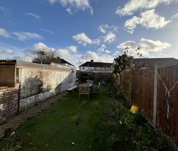 3 bed semi-detached house to rent in Bideford Close, Edgware, HA8 - Photo 2