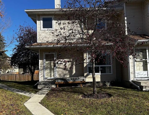 Bright and Renovated 3 Bedroom Townhouse — 3 Bedrooms Townhouse - Photo 1