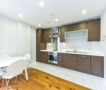 A bright, light, well-appointed, studio situated on the ground floor of this fine modern development, wonderfully located for the City. - Photo 6