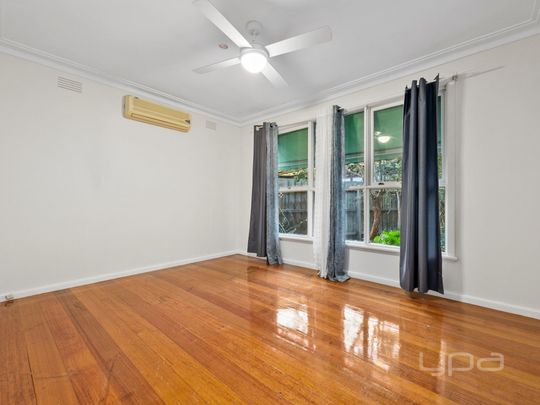 3 BEDROOM FAMILY HOME - Photo 1