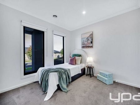Experience Elegant and Luxurious Family Living in Clyde - Photo 4