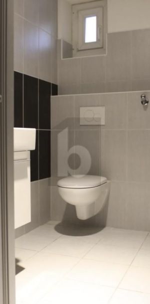 LUMINOUS, PRACTICAL AND WELL SITUATED - Photo 1