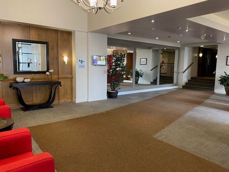 30 Chemin du Bord-du-Lac, Pointe-Claire, QC - Photo 2