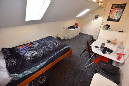 2 bedroom House in Hyde Park, Leeds - Photo 3