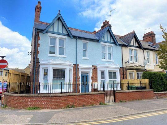 1 bedroom in a house share to rent - Photo 1