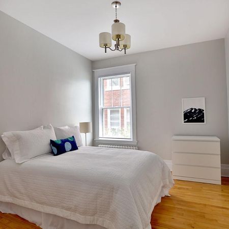 Disponible maintenant - Grand 7 1/2 meublé tout inclus - Photo 3