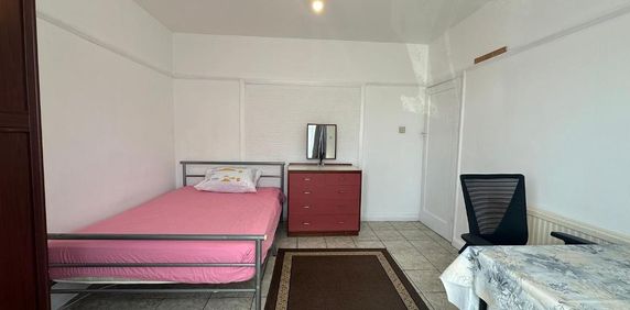 Hoylake Road, East Acton, London, W3 7NP - Photo 2