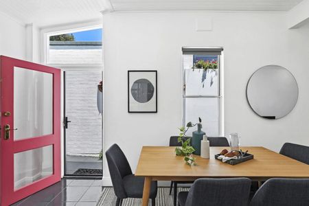Charming 2 bed semi in ultra convenient location - Photo 2