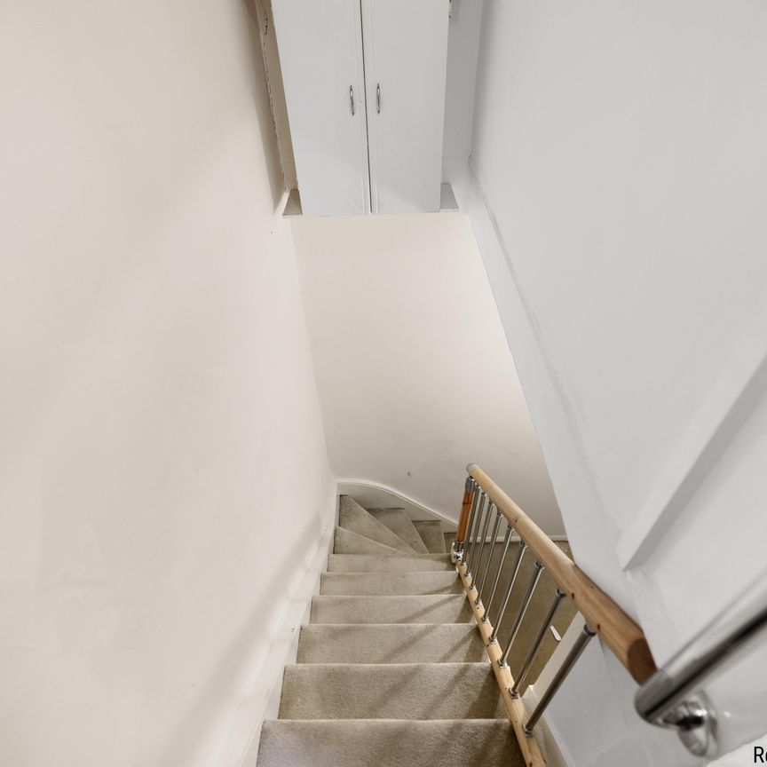 2 bed Flat in Warwick Avenue Flat, London, W9 2PR - Photo 1
