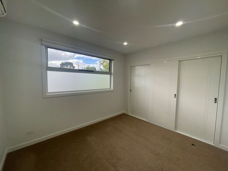 2D Paul Avenue, Keilor East VIC 3033 - Photo 5