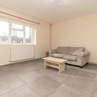 Recently refurbished 3 bedroom flat in Old Street - Photo 1