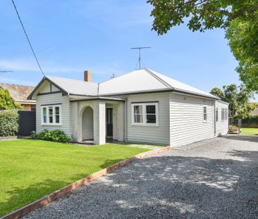 Meticulous and Spacious Family Home - Garden Maintenance Included - Photo 2