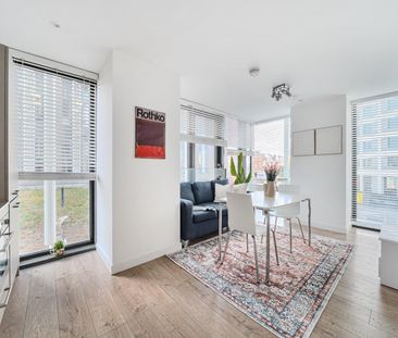 1 Bed Flat, Stratosphere Tower, E15 - Photo 4