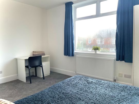 4 Bed Semi-Detached House, Finchley Road, M14 - Photo 1