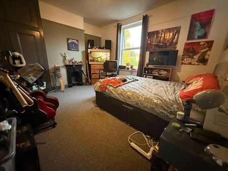 West End // Spacious Bed & Bath // Sept, LN1 - Photo 5