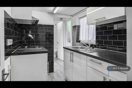 3 bedroom terraced house to rent - Photo 4