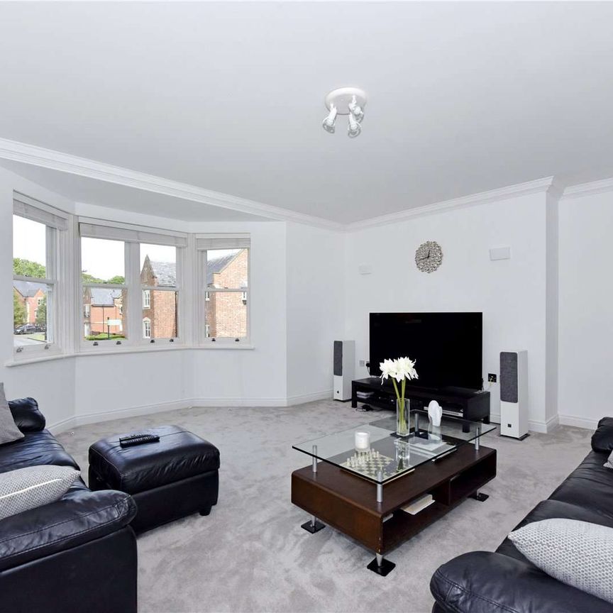 An immaculate two double bedroom apartment situated on the popular and private Longbourn development. - Photo 1