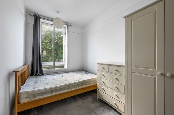 A spacious three bedroom apartment only a short walk from Lambeth North and Waterloo station. - Photo 1