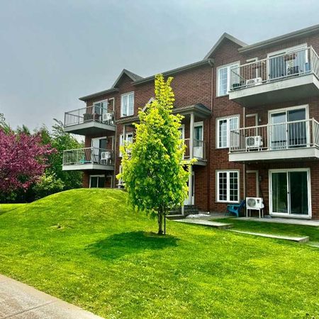 SUPERBE appartement style CONDO récent, grand 4 1/2 (1005 p.c.), dans un environnement paisible et très recherché, à seulement 9 ms de Québec. - Photo 4