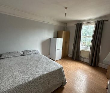 4 bedroom semi-detached house to rent - Photo 3