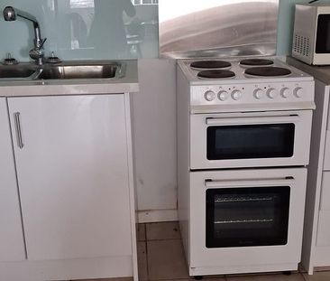 2-bedroom shared house, Ian Bruce Cres - Photo 5