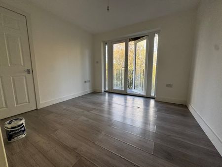 4 Bed Flat, Lake View, SO16 - Photo 3