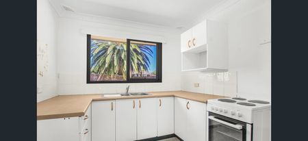 SPACIOUS FOUR BEDROOM FAMILY HOME - Photo 4