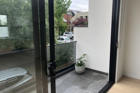 Ultra-modern home close to everything! - Photo 5