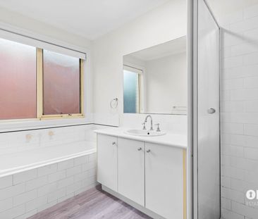 Stunning Family Home in a Prestigious Lyndhurst Location! - Photo 4