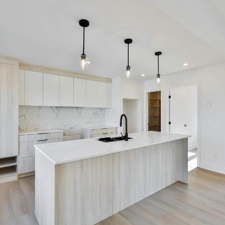 3 CH - 2 SDB - Sainte-Agathe-des-Monts - $2,250 /mo - Photo 3