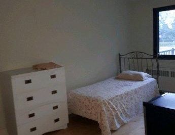 Grandes chambres à louer près de l'Hôpital Maisonneuve-Rosemont - Photo 1