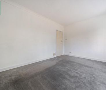 3 bedroom flat to rent - Photo 4