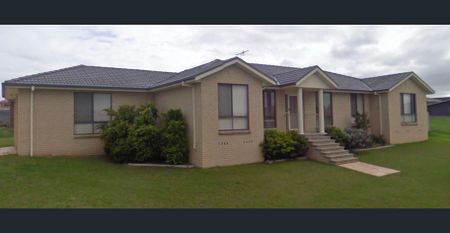 Great 4 bedroom family home for rent at Bolwarra Heights - Photo 2