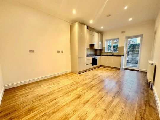 2 Bed Flat, Very Near Balfour Road Area, W3 - Photo 1