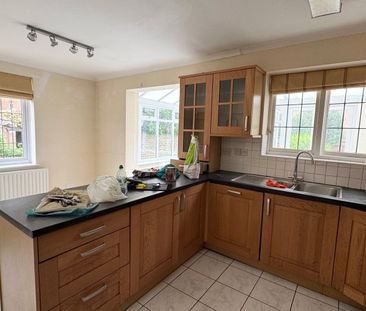 Stafford Square, Rosslyn Park, Weybridge, Surrey, KT13 - Photo 6