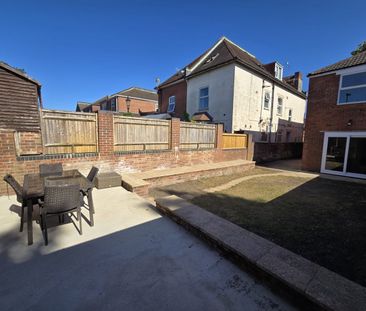 5 Bed Semi-Detached House, Wilton Avenue, SO15 - Photo 1