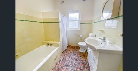 Lovely Ryde Home - Photo 2