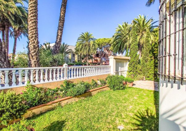 Chalet Vacacional con la piscina privada en La Zenia