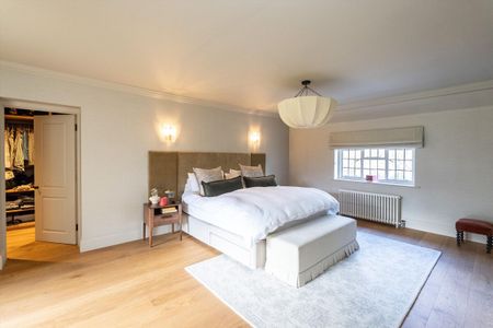 An exceptional detached character house available to let in the coveted Drax Estate in Wimbledon - Photo 4