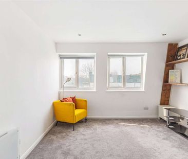 An attractive third floor flat in excellent condition with high cei... - Photo 1