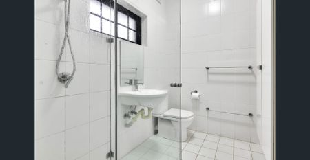 Spacious Executive Style Living - Photo 4