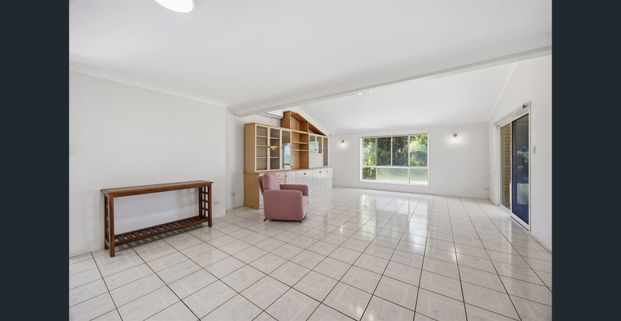 Perfect Family Home in a Prime Location in Eight Mile Plains! - Photo 1