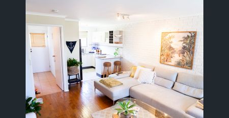 Charming 2-Bedroom Townhouse - Photo 5