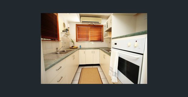 Two Bedroom Townhouse in Prime Location! - Photo 1