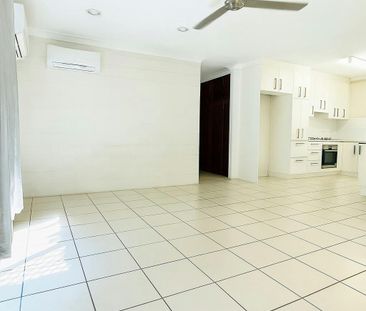 BEAUTIFUL FAMILY HOME WITH POOL - Photo 1