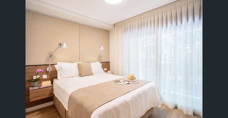 Fully Furnished, All Bills Included. Stay 6 to 12 mths. Near New Studios. - Photo 2