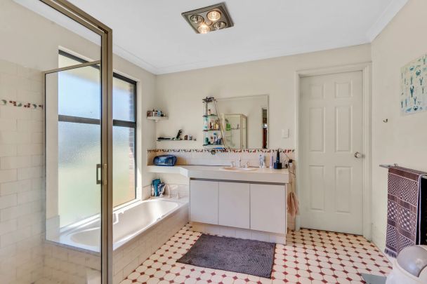 Rural lifestyle with city convenience - Photo 1