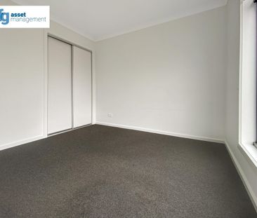 Contemporary Living Awaits! Stylish 3 Bedroom Townhouse Near Parks ... - Photo 2